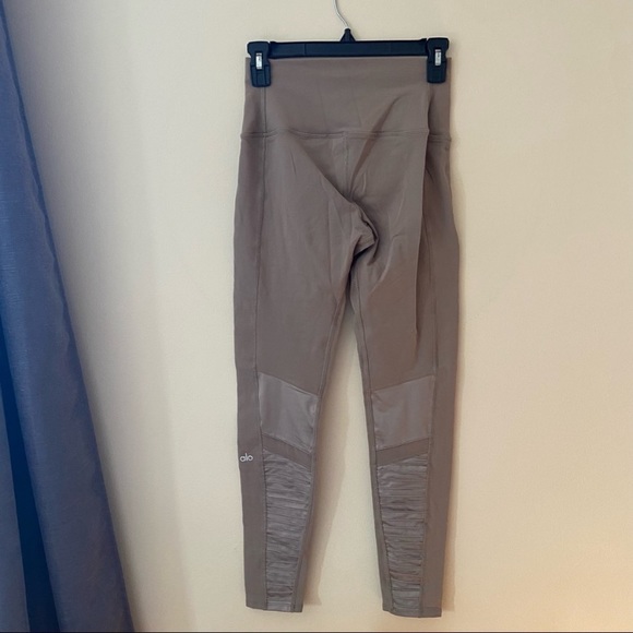 ALO Yoga Tan High-Waisted Rise Moto Legging Contouring Stretch Medium Women’s - Picture 10 of 11